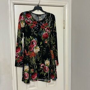 Discreet floral long sleeves blouse round neck blouse. No flaws and gorgeous.